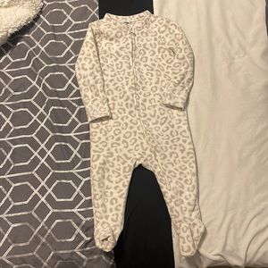 Old Navy Leopard Fleece Pajamas for Baby 🐆 Size 6-9